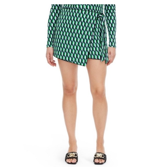 NEW Diane Von Furstenberg for Target side 
Wrap arrow geo green mini skort XXS - Picture 10 of 11